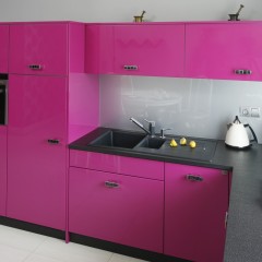 Кухня цвета фуксия Айола