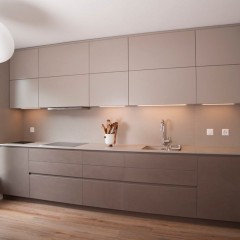 Кухня цвета кофе с молоком Эирин