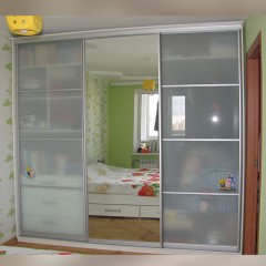 Шкаф-купе в детскую с матовым стеклом