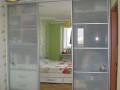 Шкаф-купе в детскую с матовым стеклом