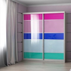 Шкаф-купе в детскую с цветным стеклом