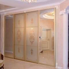 Шкаф-купе золотого цвета Маттиу